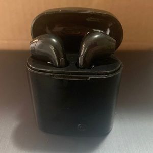 BRAND NEW BLACK wireless headphones i7s